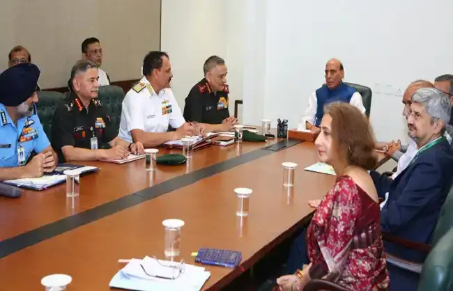 हवाई, थल और नौसेना प्रमुखों के साथ सुरक्षा समीक्षा: रक्षा मंत्री बोले- पश्चिम एशिया की जंग पूरी दुनिया के लिए खतरा