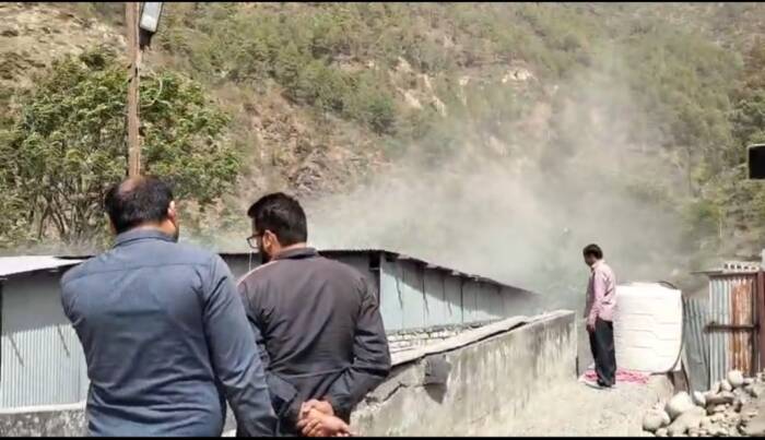 थराली में अवैध खनन पर प्रशाषन की बड़ी कार्रवाई, दो डंपर सीज, क्रेशर पर लगाया जुर्माना