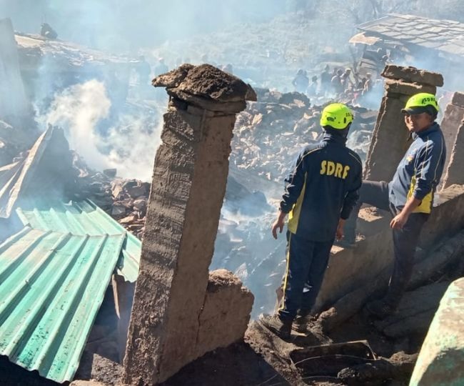 विधायक और एसडीआरएफ की टीम मौके पर: उत्तरकाशी के दुर्गम गांव फिताड़ी में अग्निकांड से भारी तबाही