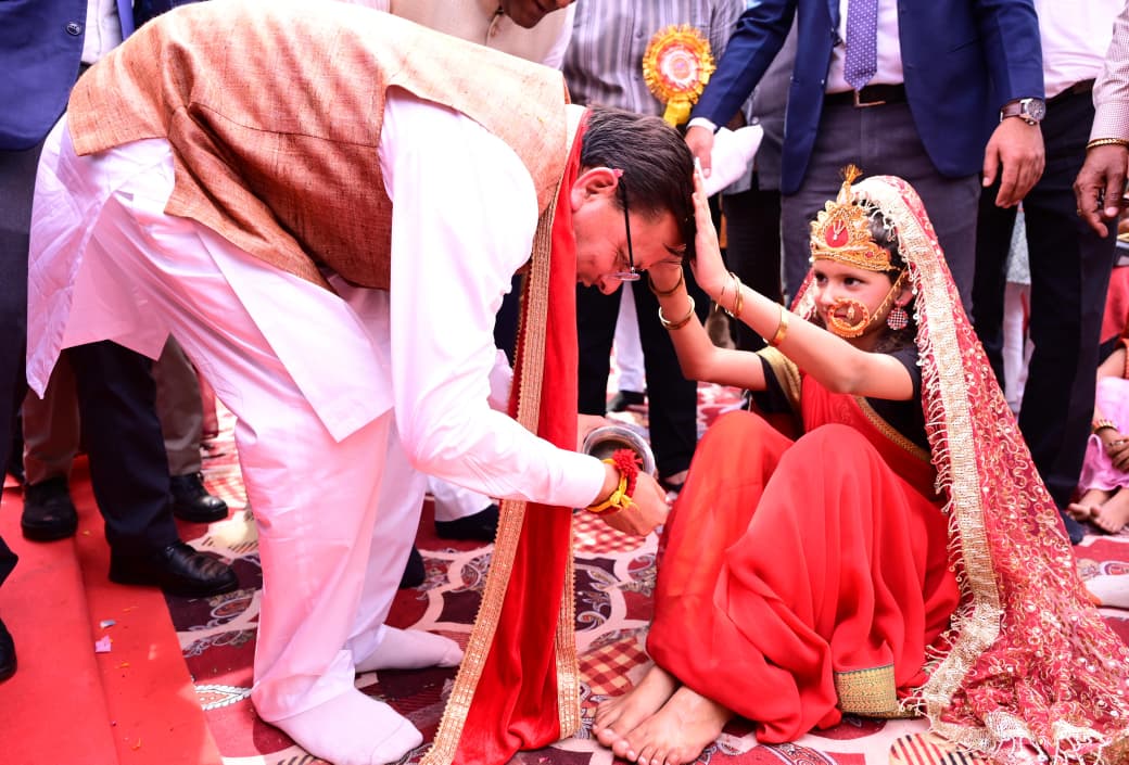 बेटियां साक्षात देवी का स्वरूप: मुख्यमंत्री ने सामूहिक कन्या पूजन में समाज से की बेटियों की शिक्षा और सुरक्षा की अपील