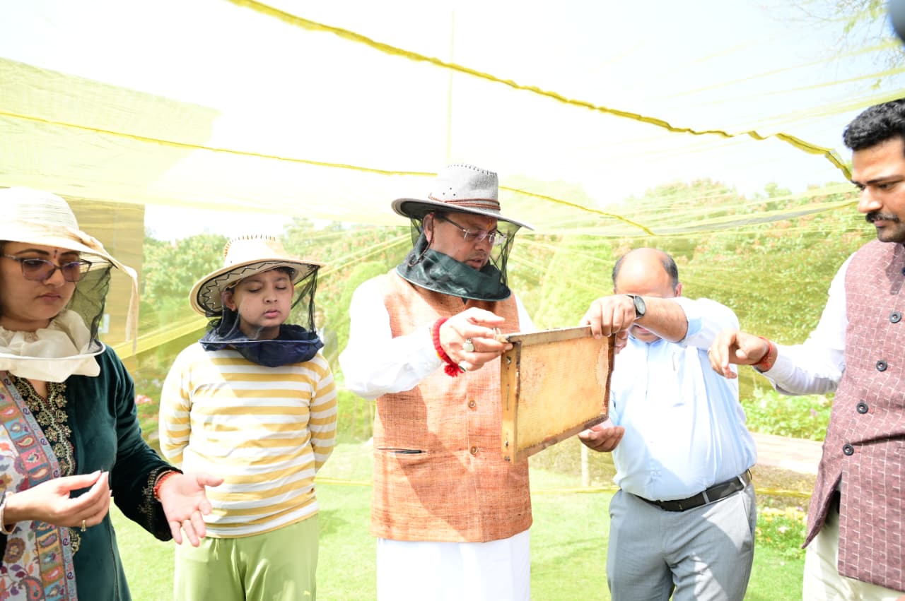 मौन पालन से संवरेगा पहाड़ का भविष्य: मुख्यमंत्री ने औषधीय शहद उत्पादन के लिए लोगों को प्रेरित करने को कहा