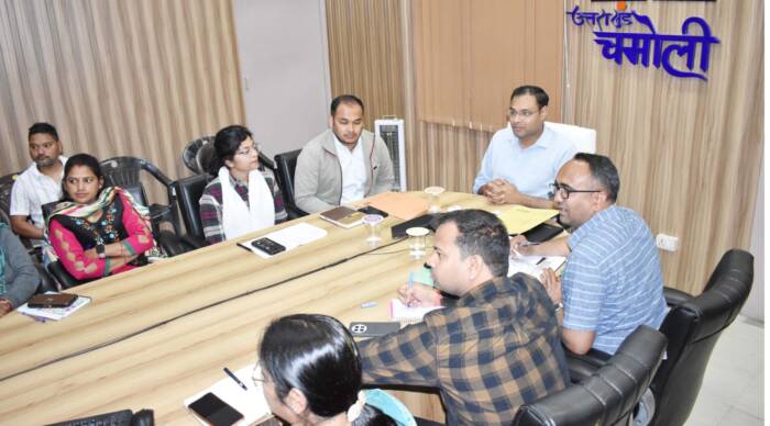 बैठक लेते डीएम चमोली