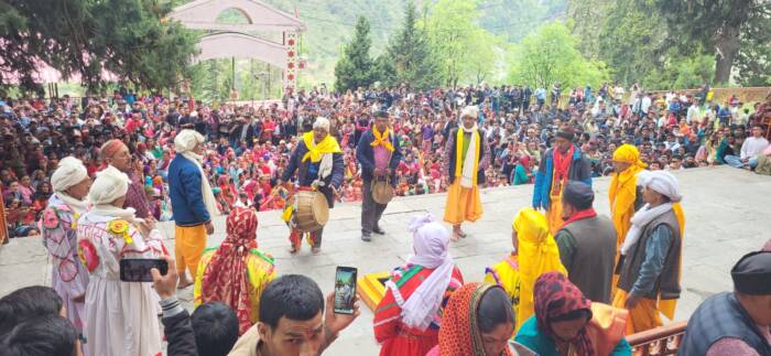 आस्था का अद्भुत धाम: आंखों पर पट्टी बांधकर खोले गए विश्व प्रसिद्ध सिद्धपीठ लाटू देवता मंदिर के कपाट, उमड़ा श्रद्धालुओं का सैलाब