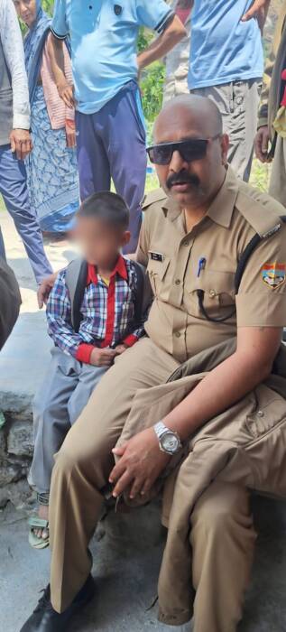 स्कूल के लिए निकला मासूम जंगल में भटका, चमोली पुलिस ने समय रहते किया सकुशल रेस्क्यू