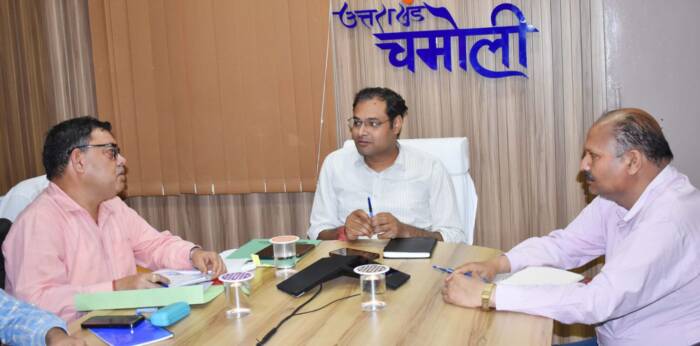 चमोली में पेट्रोल-डीजल की कोई कमी नहीं, लगातार पहुंच रहे तेल के लोडर, ईंधन आपूर्ति सामान्य, अफवाहों पर ध्यान न दें : डीएम गौरव कुमार