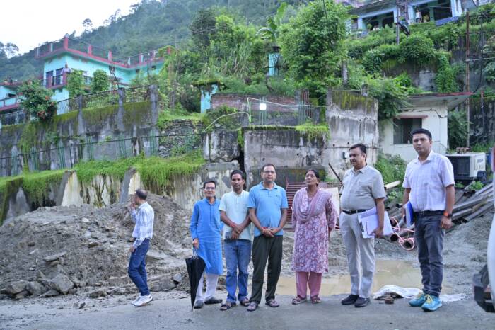 चमोली : कर्णप्रयाग भू-धंसाव: उत्तराखंड आपदा प्राधिकरण के संयुक्त मुख्य कार्यकारी अधिकारी दिनेश पुनेठा ने कर्णप्रयाग प्रभावित क्षेत्रों का दौरा कर आपदा प्रभावितों से की मुलाकात, कहा शाषन को जल्द सौंपेंगे रिपोर्ट